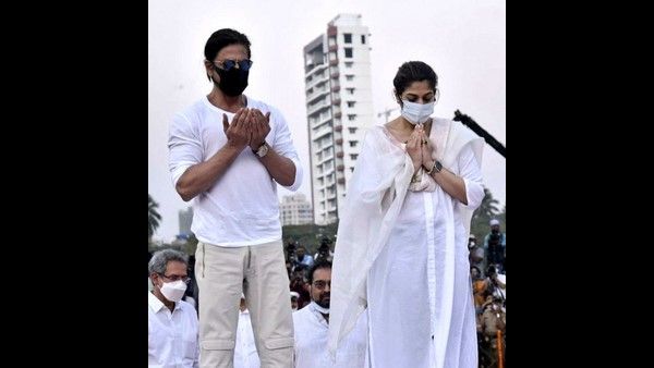 ಗಾನಕೋಗಿಲೆಗೆ ಶಾರೂಖ್ ಖಾನ್ ಅಂತಿಮ ನಮನ ರೀತಿಗೆ ನೆಟ್ಟಿಗರು ಫಿದಾ