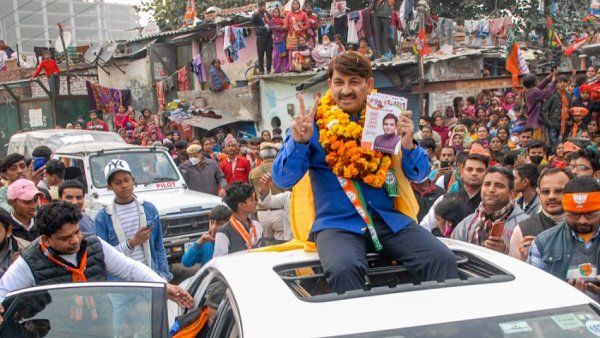 ಯುಪಿ: ಪಂಕಜ್ ಸಿಂಗ್ ಪರ ಪ್ರಚಾರ: ಮನೋಜ್ ತಿವಾರಿಗೆ ಶೂ ತೋರಿಸಿದ ಜನ