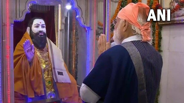 ವಿಡಿಯೋ: ಸಂತ ರವಿದಾಸ್‌ಗೆ ಪ್ರಾರ್ಥನೆ ಸಲ್ಲಿಸಿದ ಪ್ರಧಾನಿ ಮೋದಿ