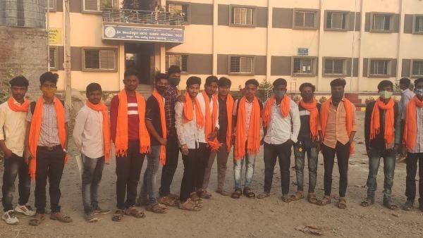 ಸರ್ಕಾರದ ಆದೇಶ ಹೊರತಾಗಿಯೂ ಹಿಜಾಬ್- ಕೇಸರಿ ಶಾಲು ಧರಿಸಿ ಬಂದ ವಿದ್ಯಾರ್ಥಿಗಳು