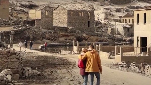 ನೀರಿನೊಳಗಿದ್ದ ಭೂತ ಗ್ರಾಮ ಪತ್ತೆ: ಅಪರೂಪದ ದೃಶ್ಯ ಕಾಣಲು ಜನಸಾಗರ