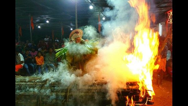 ಉಡುಪಿ: ಬೆಂಕಿ ಮೇಲೆಯೇ ಹೊರಳಾಡುತ್ತದೆ ಕರಾವಳಿಯ ಈ ದೈವ!