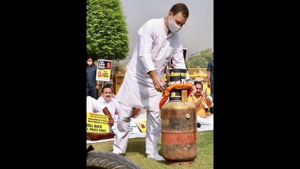 ಬೆಲೆ ಏರಿಕೆಯಿಂದ ಕೆರಳಿದ ಕಾಂಗ್ರೆಸ್; ಸಿಲಿಂಡರ್, ಬೈಕ್‌ಗಳಿಗೆ ಪೂಜೆ