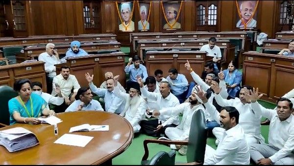 ದೆಹಲಿ ವಿಧಾನಸಭೆಯಿಂದ ದಿನದ ಮಟ್ಟಿಗೆ ಮೂವರು ಬಿಜೆಪಿ ಶಾಸಕರ ಅಮಾನತು