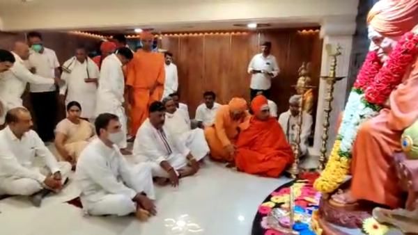 ವಿಡಿಯೋ: ಸಿದ್ದಗಂಗಾ ಮಠಕ್ಕೆ ರಾಹುಲ್‌ ಗಾಂಧಿ ಭೇಟಿ; ಶ್ರೀಗಳ ಗದ್ದುಗೆ ಬಳಿ ಕೂತು ಧ್ಯಾನ