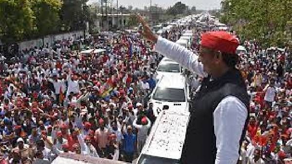 ಗೋರಖ್‌ಪುರ: ಕಸದ ಗಾಡಿಯಲ್ಲಿ ಇವಿಎಂ ಯಂತ್ರ ಹುಡುಕಿದ ಎಸ್‌ಪಿ ಕಾರ್ಯಕರ್ತರು