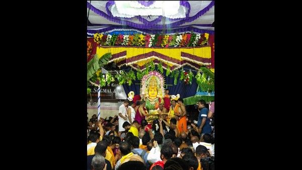 ಶಿವಮೊಗ್ಗ: ಸರಿದ ಪರದೆ, ಮೊಳಗಿದ ಘೋಷಣೆ; ಕೋಟೆ ಮಾರಿಕಾಂಬ ಜಾತ್ರೆಗೆ ವಿದ್ಯುಕ್ತ ಚಾಲನೆ