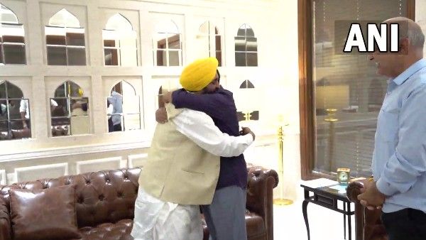 ಸಂತಸ ಅರಳುವ ಸಮಯ, ಕೇಜ್ರಿವಾಲ್ ಕಾಲಿಗೆರಗಿದ ಭಗವಂತ ಸಿಂಗ್