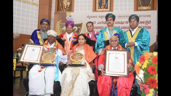 ಮೈಸೂರು: ಪುನೀತ್ ರಾಜ್‌ಕುಮಾರ್‌ಗೆ ಮರಣೋತ್ತರ ಗೌರವ ಡಾಕ್ಟರೇಟ್ ಪ್ರದಾನ: ಪತ್ನಿ ಅಶ್ವಿನಿ ಭಾವುಕ