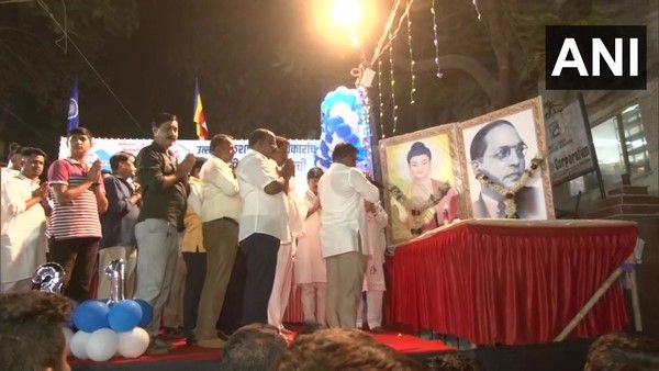 131ನೇ ಅಂಬೇಡ್ಕರ್ ಜಯಂತಿಗೆ, 131 ಕೆ.ಜಿ ಕೇಕ್‌ ಕತ್ತರಿಸಿದ ಮುಂಬೈ ಜನ