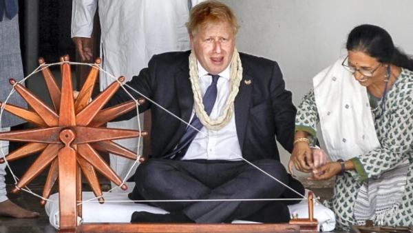 ಗೋಡ್ಸೆಯನ್ನು ವೈಭವೀಕರಿಸಿ, ವಿದೇಶಿಗರನ್ನು ಸಬರಮತಿ ಆಶ್ರಮಕ್ಕೆ ಕರೆದೊಯ್ಯುವ ಬಿಜೆಪಿ; ಸಾಮ್ನಾ