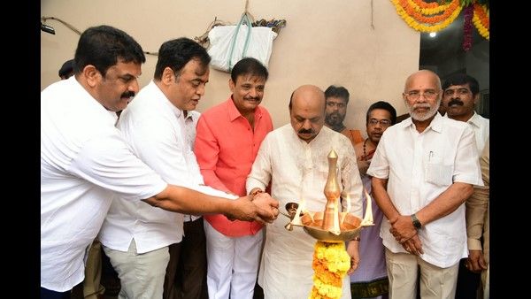 ಬೆಂಗಳೂರು ಕೊಳಗೇರಿ ಪ್ರದೇಶದ 60 ಫಲಾನುಭವಿಗಳಿಗೆ 60 ಮನೆ ಹಸ್ತಾಂತರಿಸಿದ ಸಿಎಂ