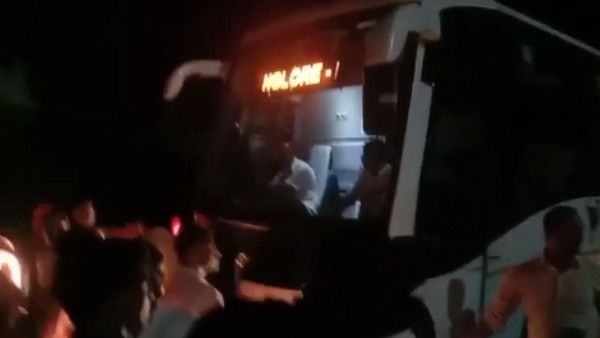 ಮಂಗಳೂರು; ಶಾಸಕರಿದ್ದ ಬಸ್‌ಗೆ ಕಾರ್ಯಕರ್ತರ ಮುತ್ತಿಗೆ!