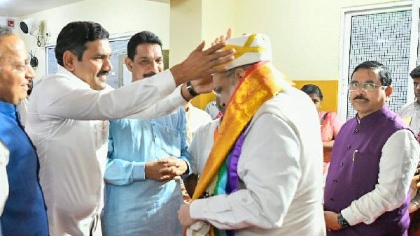 ಅಮಿತ್ ಶಾ ಸಮ್ಮುಖದಲ್ಲಿ ವಿಜಯೇಂದ್ರನಲ್ಲಿ ಭವಿಷ್ಯದ ನಾಯಕನನ್ನು ಕಂಡ ಕಾಂಗ್ರೆಸ್ ನಾಯಕ