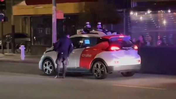 ವೈರಲ್ ವಿಡಿಯೋ: ಚಾಲಕರಹಿತ ಕಾರು ನಿಲ್ಲಿಸಿದ ಪೊಲೀಸರು, ಟ್ವಿಟ್ಟರ್‌ನಲ್ಲಿ ಮೀಮ್