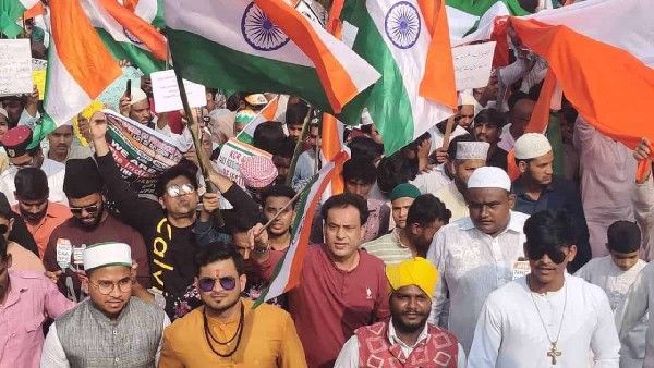 ಜಹಾಂಗೀರ್‌ಪುರಿ ಘಟನೆ: ಕಲ್ಲುಗಳಲ್ಲಿ ಹೊಡೆದಾಡಿಕೊಂಡವರು ರಾಷ್ಟ್ರಧ್ವಜ ಹಿಡಿದು ಒಂದಾದರು