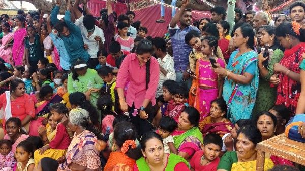 ಆನೇಕಲ್ ಕರಗ: ಪೊರಕೆ ಹೊಡೆತ -ವಿಶಿಷ್ಟ ಆಚರಣೆಯ ಹಿತ