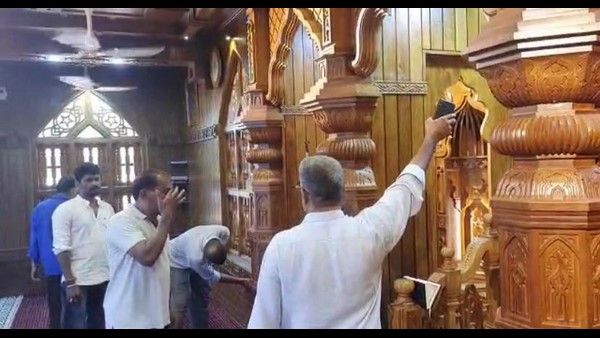 ಮಂಗಳೂರು: ಹಿಂದೂ ಕುಶಲಕರ್ಮಿಯಿಂದ ಮಸೀದಿಗೆ ಕಾಷ್ಠ ಶಿಲ್ಪ; ಸೌಹಾರ್ದ ಕೆಲಸಕ್ಕೆ ಮೆಚ್ಚಿದ ಮುಸ್ಲಿಮರು