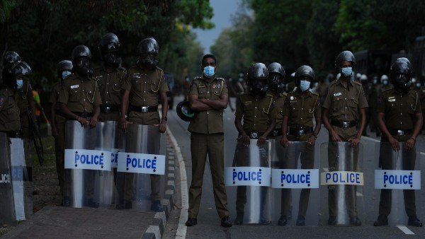 Sri Lanka Crisis: ಶ್ರೀಲಂಕಾದಲ್ಲಿ ಕೆಜಿ ಅರಿಶಿಣಕ್ಕೆ 3853 ರೂ., ಬ್ರೆಡ್ 3,583 ರೂ!