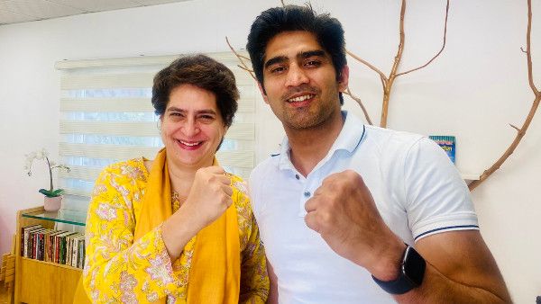 ಪಕ್ಷ ತೊರೆಯುವ ವದಂತಿ: ಪ್ರಿಯಾಂಕ ಜೊತೆಗಿನ ಫೋಟೋ ಪೋಸ್ಟ್ ಮಾಡಿದ ವಿಜೇಂದರ್