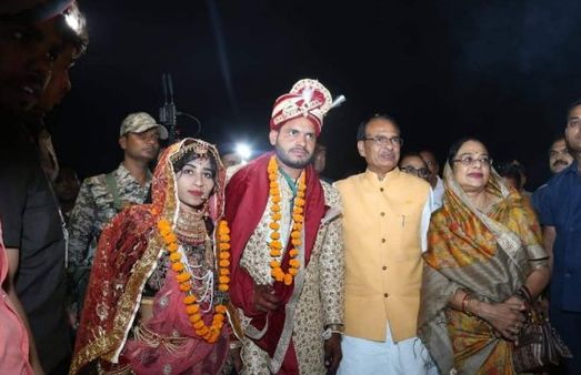 ಮದುವೆಯಾದ ಜೋಡಿಗೆ 55 ಸಾವಿರ ರೂ. ಉಡುಗೊರೆ ನೀಡಿದ ಮಧ್ಯಪ್ರದೇಶ ಸಿಎಂ