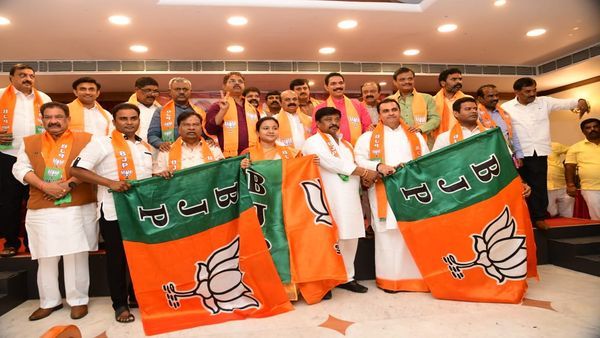 ಕಾಂಗ್ರೆಸ್, ಜೆಡಿಎಸ್ ತೊರೆದು ಬಿಜೆಪಿ ಸೇರ್ಪಡೆಯಾದ ಮಾಜಿ ಸಚಿವ, ಮಾಜಿ ಶಾಸಕರು!