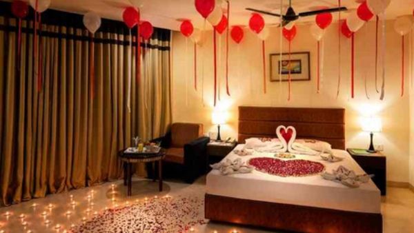 'ಎದ್ದು, ಬಿದ್ದು, ಹೋರಾಡಿ, ಗೆದ್ದು ಬಾ ಗೆಳೆಯ' ಮೊದಲ ರಾತ್ರಿಗೆ ಬ್ಯಾನರ್ ಮೂಲಕ ವಿಶ್