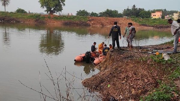 ಬೆಂಗಳೂರಿನಲ್ಲಿ ನೀರುಪಾಲಾದ ಮೂವರು ಯುಕರು: ಅಗ್ನಿಶಾಮಕ ಸಿಬ್ಬಂದಿಯಿಂದ ಶೋಧ