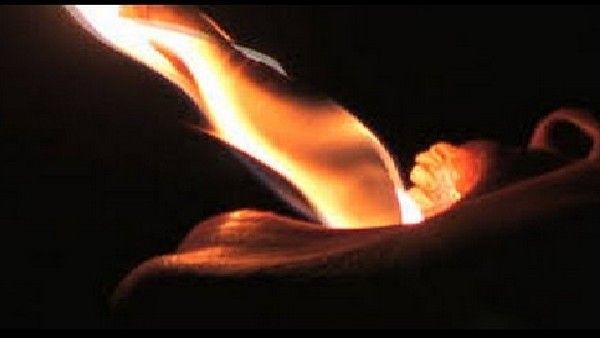 ವಿಡಿಯೊ: ಬೆಂಕಿಯನ್ನೇ ತಿನ್ನುವ ಅಗ್ನಿ ಪ್ರೇಮಿ