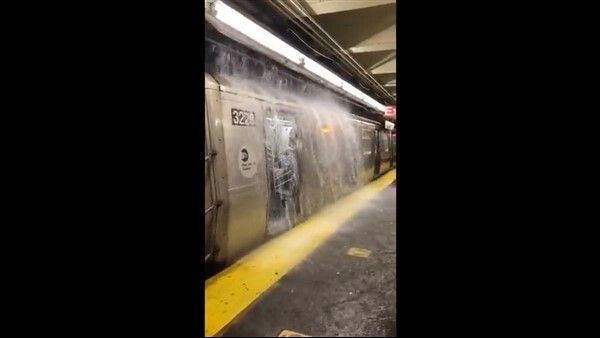 'ನಮ್ಮ ಮೆಟ್ರೋ' ಕೋಚ್‌ನೊಳಗೆ ನುಗ್ಗಿದ ಮಳೆ ನೀರು