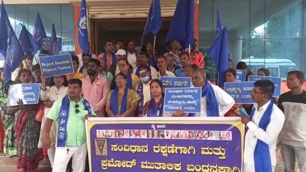 ಪ್ರಮೋದ್ ಮುತಾಲಿಕ್ ಬಂಧಿಸಿ; ಹುಬ್ಬಳ್ಳಿಯಲ್ಲಿ ಪ್ರತಿಭಟನೆ