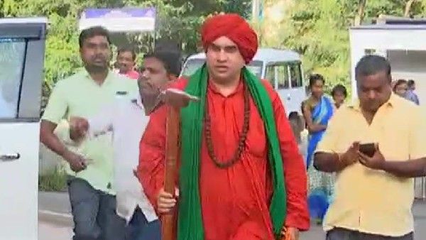 ಕಿಮ್ಸ್ ಆಸ್ಪತ್ರೆಗೆ ಜಯ ಮೃತ್ಯುಂಜಯ ಸ್ವಾಮೀಜಿ ಭೇಟಿ