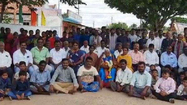 ಪ್ರತಿಫಲಾಪೇಕ್ಷೆಯಿಲ್ಲದೆ ನೂರಾರು ಹೆರಿಗೆ ಮಾಡಿಸಿದ್ದ ಅಜ್ಜಿಗೆ ಗ್ರಾಮಸ್ಥರಿಂದ ಸನ್ಮಾನ