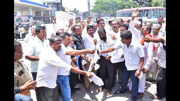 ರೋಹಿತ್ ಚಕ್ರತೀರ್ಥ ಬಂಧನಕ್ಕೆ ಆಗ್ರಹಿಸಿ ಸಮಾನ ಮನಸ್ಕರ ವೇದಿಕೆ ಕಾಯಕರ್ತರ ಪ್ರತಿಭಟನೆ