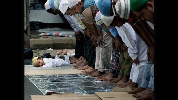 ಅಪ್ಪನ ಕೊನೆಯಾಸೆ ತೀರಿಸಲು ಈದ್ಗಾಗೆ ಜಮೀನು ಕೊಟ್ಟ ಹಿಂದೂ ಹುಡುಗಿಯರು