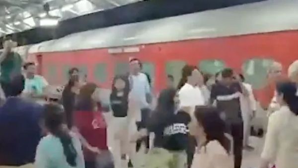 ವಿಡಿಯೋ: 'ಬಂತು ಬಂತು ಟ್ರೈನ್ ಬಂತು' ಖುಷಿಯಲ್ಲಿ ನೃತ್ಯ ಮಾಡಿದ ಪ್ರಯಾಣಿಕರು
