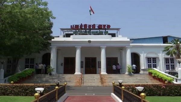 ಪುದುಚೇರಿಯಲ್ಲಿ ಹಿಂದಿ ಹೇರಿಕೆ ವಿರುದ್ಧ ಡಿಎಂಕೆ ಪ್ರತಿಭಟನೆ