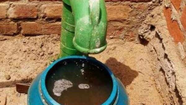 'ನೋ ವಿಐಪಿ'- ಕೈಪಂಪ್‌ ನೀರಿನಲ್ಲಿ ಸ್ನಾನ ಮಾಡಿದ ಯುಪಿ ಸಚಿವ