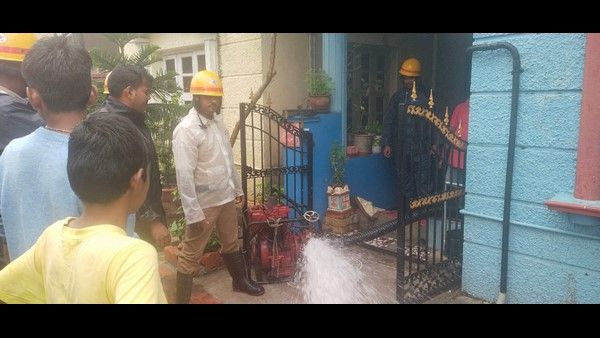 ಶಿವಮೊಗ್ಗ: ಮಳೆಯಲ್ಲಿ ಸಿಲುಕಿದ್ದ 150 ಮಂದಿಗೆ ಆಪತ್ಭಾಂಧವರಾದ ಅಗ್ನಿಶಾಮಕ ದಳ