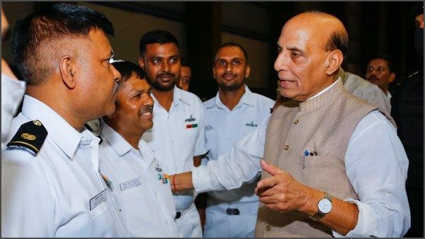 ಕದಂಬ ನೌಕಾನೆಲೆ ಸಿಬ್ಬಂದಿ ಜೊತೆ ರಕ್ಷಣಾ ಸಚಿವ ರಾಜನಾಥ್ ಆತ್ಮೀಯ ಮಾತುಕತೆ