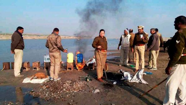 ಗಂಗಾ ನದಿಯಲ್ಲಿ ಅಕ್ರಮ ಮದ್ಯ ಪತ್ತೆ ಹಚ್ಚಿದ ಅಧಿಕಾರಿಗಳು