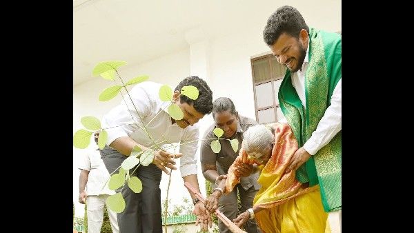 ವೃಕ್ಷಮಾತೆ ಸಾಲುಮರದ ತಿಮ್ಮಕ್ಕರನ್ನು ಸನ್ಮಾನಿಸಿದ ತೆಲಂಗಾಣ ಸಿಎಂ