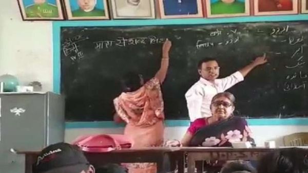 1 ತರಗತಿ, 3 ಶಿಕ್ಷಕರು, ಬೋರ್ಡ್ ಮೇಲೆ ಹಿಂದಿ, ಉರ್ದು ಕಲಿಕೆ!