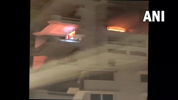 ಮುಂಬೈನಲ್ಲಿ ಬಾಲಿವುಡ್ ಸ್ಟಾರ್ ಶಾರೂಖ್ ಖಾನ್ ಬಂಗಲೆ ಪಕ್ಕದಲ್ಲೇ ಅಗ್ನಿ ಅನಾಹುತ