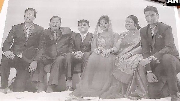 ವರ್ಷದಲ್ಲಿ ಮೊಮ್ಮಗ ಕೊಡಿ, ಇಲ್ಲ 5 ಕೋಟಿ ಕೊಡಿ: ವೃದ್ಧ ದಂಪತಿ ಬೇಡಿಕೆ