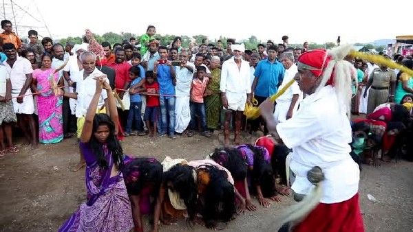ಮಾಟ ಮಂತ್ರ ನಿವಾರಣೆಯಾಗುತ್ತೆ ಅಂತ ಮಹಿಳೆಯರಿಗೆ ಚಾಟಿಯಿಂದ ಥಳಿತ