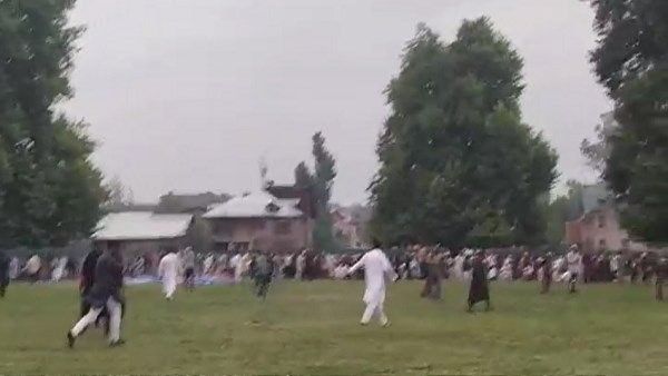 ವಿಡಿಯೋ: J&K ಮಸೀದಿಯ ಹೊರಗೆ ಭದ್ರತಾ ಪಡೆಗಳ ಮೇಲೆ ಕಲ್ಲು ತೂರಾಟ