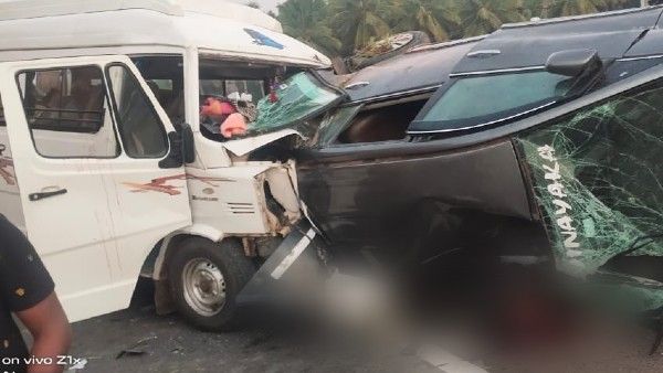 Breaking: ತುಮಕೂರು: ಕಾರು- ಟಿಟಿ ಮಧ್ಯೆ ಡಿಕ್ಕಿ- 2 ಸಾವು