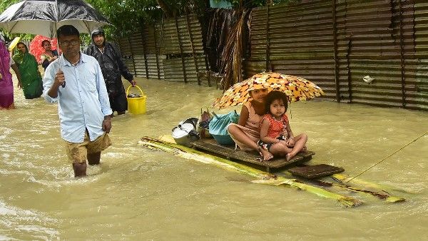ಅಸ್ಸಾಂನಲ್ಲಿ ನಿಲ್ಲದ ಪ್ರವಾಹ: ನೆರೆ ಪೀಡಿತ ಪ್ರದೇಶಗಳಿಗೆ ಸಿಎಂ ಹಿಮಂತ್ ಶರ್ಮಾ ಭೇಟಿ