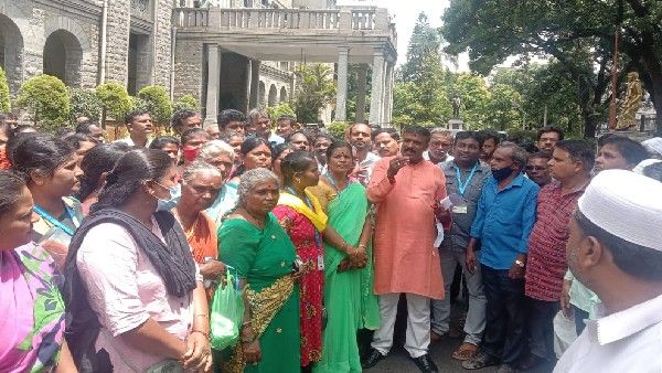 ಬಿಬಿಎಂಪಿ ವಿರುದ್ದ ಬೀದಿ ಬದಿ ವ್ಯಾಪಾರಿಗಳಿಂದ ಪ್ರತಿಭಟನೆ